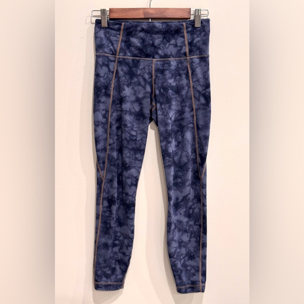 Athleta Tie Dye Salutation 7/8 Tight in Powervita™ in Navy / Stormy Sky Size S